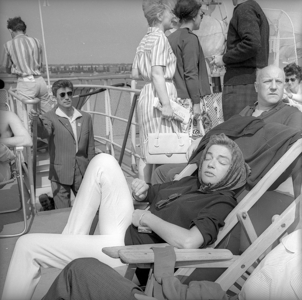 Участники Московского кинофестиваля во время прогулки на теплоходе. В центре Симона Синьоре, 1963 год, г. Москва