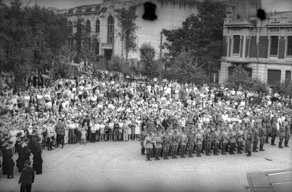 Советские моряки. Парад в Харбине, 16 сентября 1945, Китай, г. Харбин. В ходе советско-японской войны 19 августа 1945 года Харбин был занят советским воздушным десантом (9-я воздушная армия 1-го Дальневосточного фронта) и моряками Амурской военной флотилии 2-го Дальневосточного фронта, а 20 августа в город вступили соединения 15-й армии 2-го Дальневосточного фронта. Освобожденный от японских оккупантов город перешел под контроль советской военной администрации. После вывода советских войск с территории Маньчжурии 28 апреля 1946 года управление городом перешло к новообразованной народно-демократической администрации, контролируемой китайскими коммунистами.
