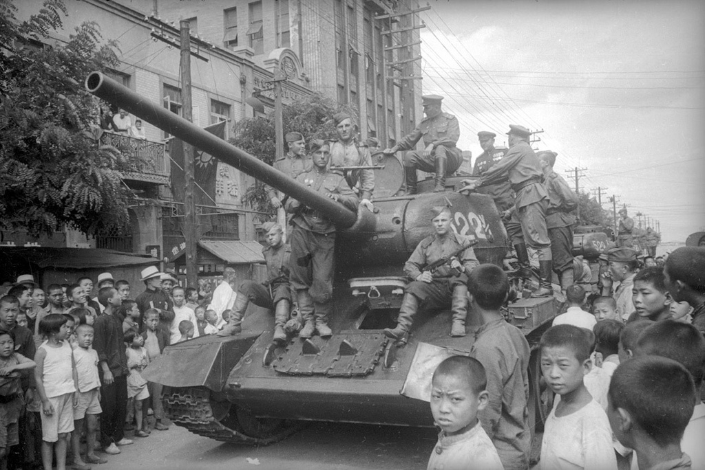 Советские войска вступают в Дайрен (Далянь), 1945 год, Маньчжурия, г. Далянь. Выставка «Великая Отечественная война. Освобождение Европы» с этой фотографией.