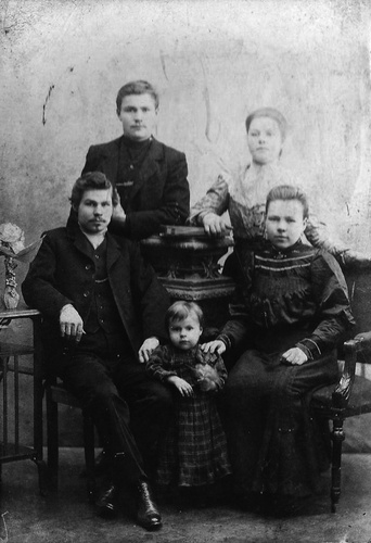 Семейное фото в интерьере, 1911 - 1912, г. Москва