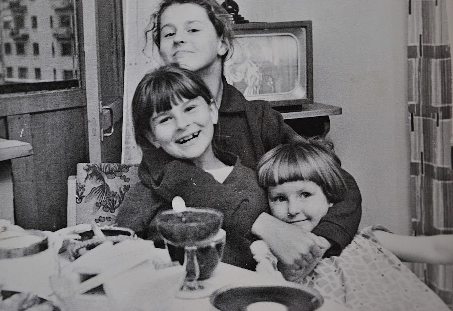 Счастливое детство, июнь - декабрь 1967, г. Чита. Выставки&nbsp;«Не забывайте радовать людей улыбкой»,&nbsp;«"Скованные одной цепью". У телевизора», «Без фильтров. Любительская фотография Оттепели и 60-х» с этой фотографией. 