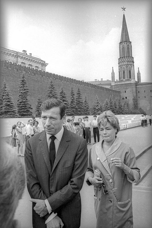 Ив Монтан и Симона Синьоре на Красной площади, 1963 год, г. Москва