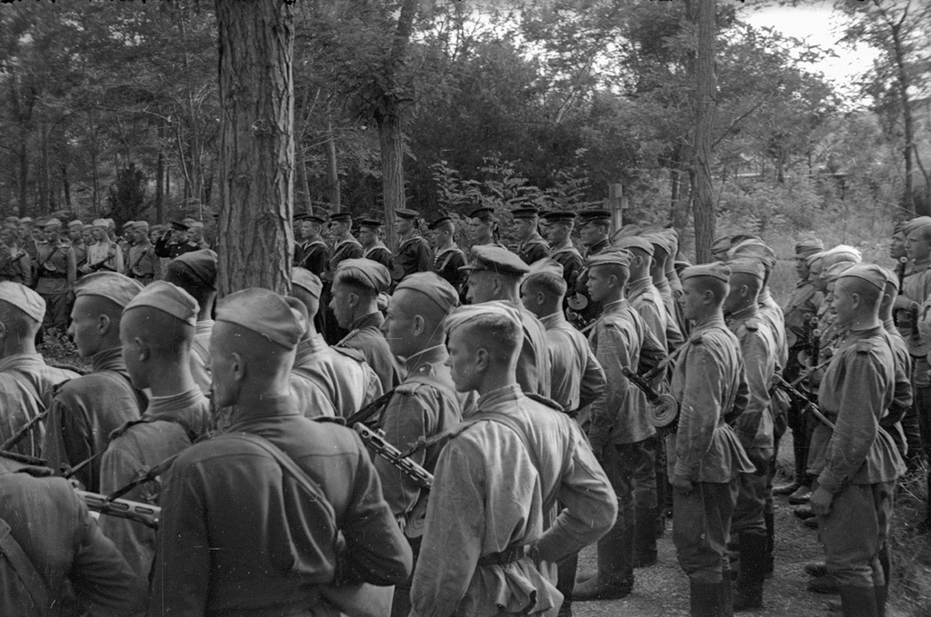 В августе 1945 года. Советские солдаты в Китае. Советский и китайские солдаты 1945. Фильмы про войну в Маньчжурии. Китайцы встречают советских солдат.