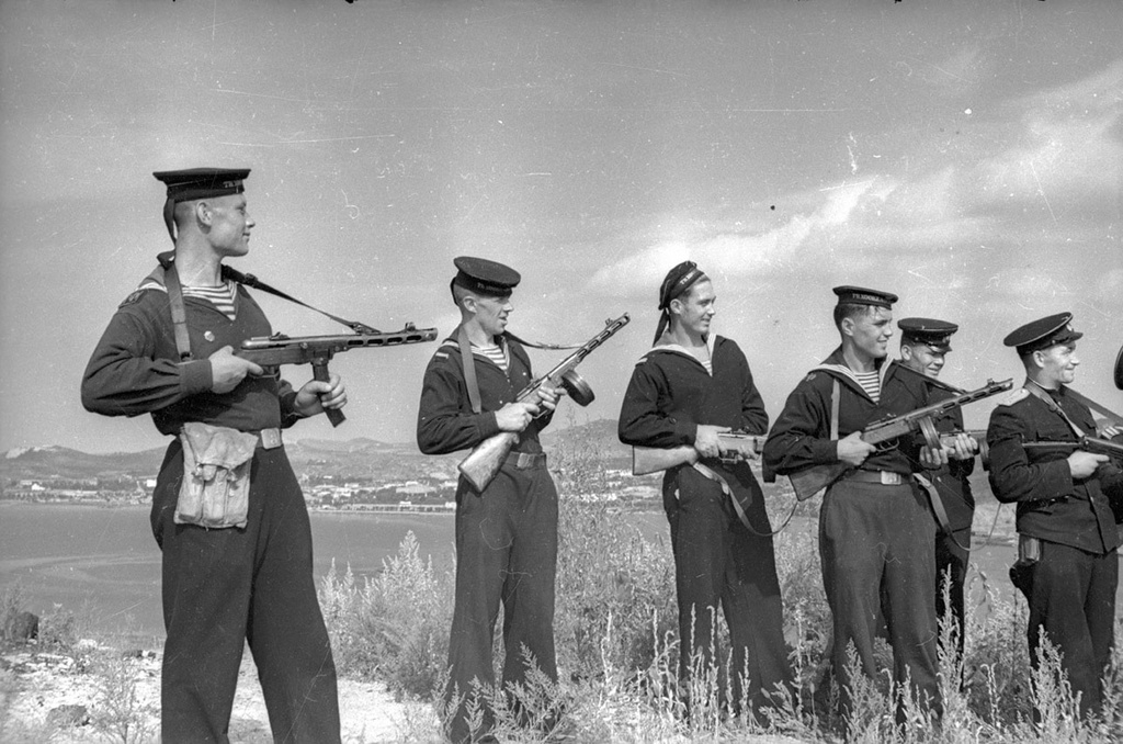 Советские моряки над Порт-Артуром, 2 - 30 сентября 1945, г. Порт-Артур. В настоящее время на месте бывшего города расположен район Люйшунькоу города Далянь Китайской Народной Республики.