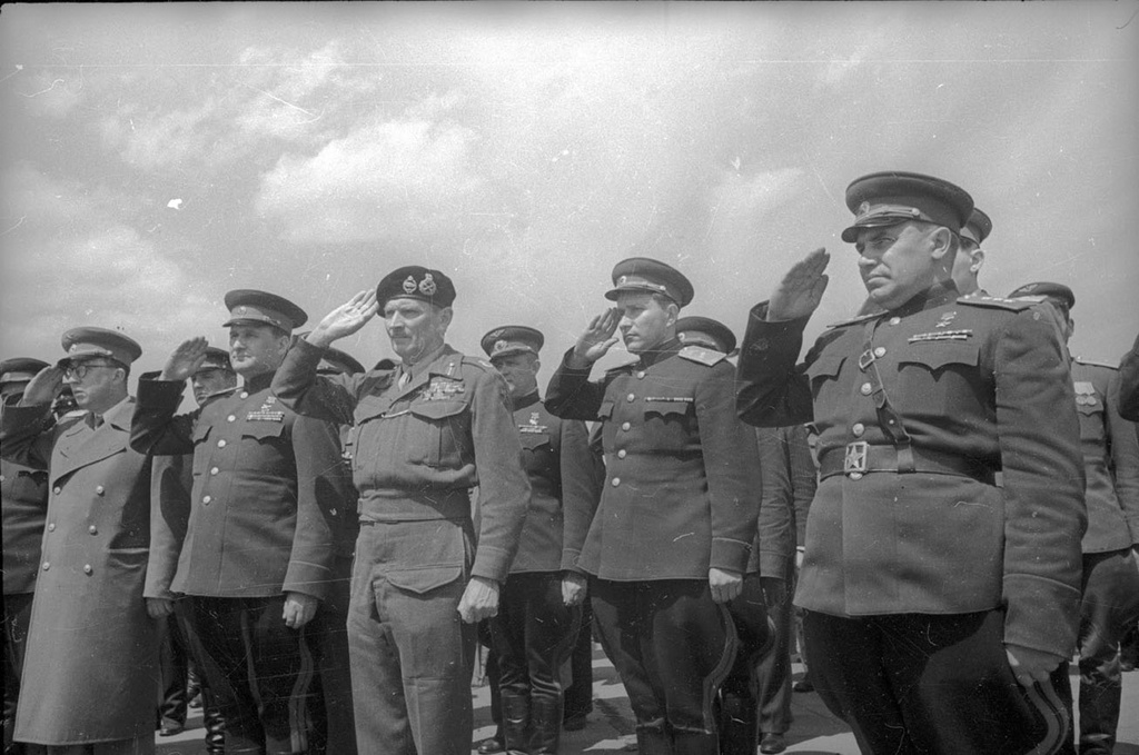 Бернард Монтгомери с советскими военными, 5 июня 1945, Германия, г. Берлин. Справа&nbsp;– генерал-полковник Николай Берзарин.