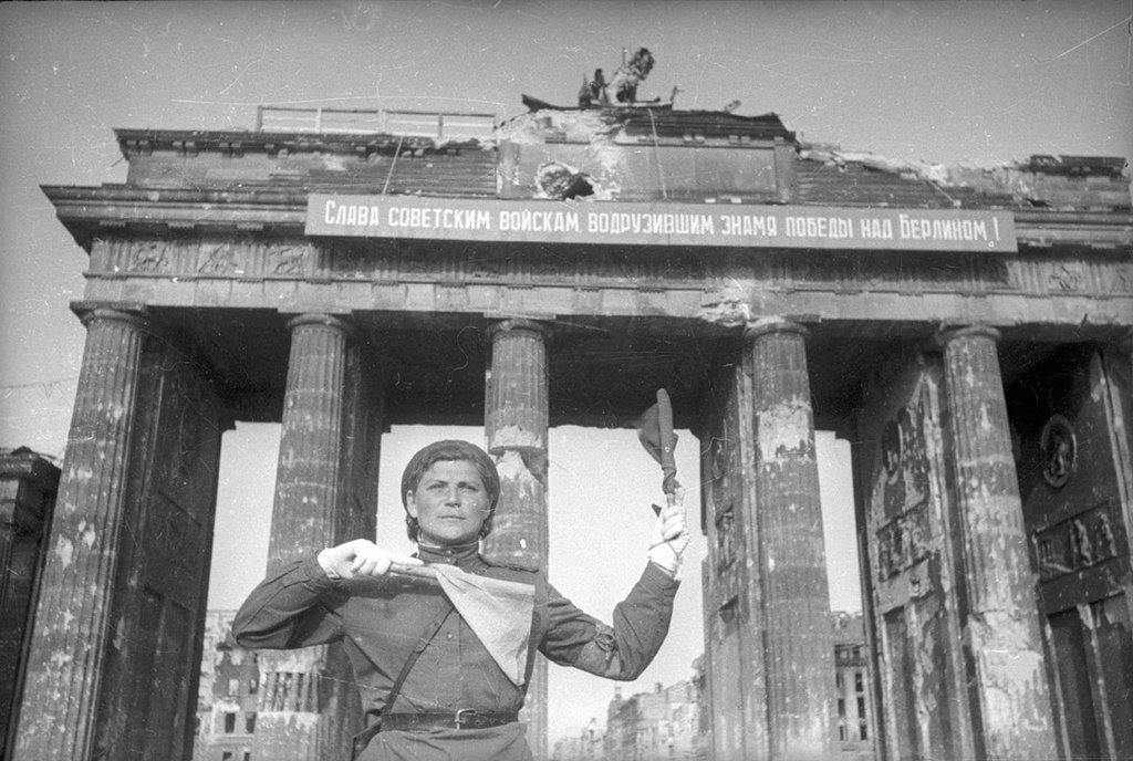 Регулировщица Мария Лиманская у Бранденбургских ворот, 2 - 31 мая 1945, Германия, г. Берлин