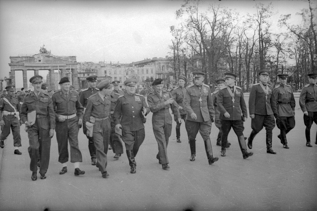 Фото регулировщицы у бранденбургских ворот знаменитое