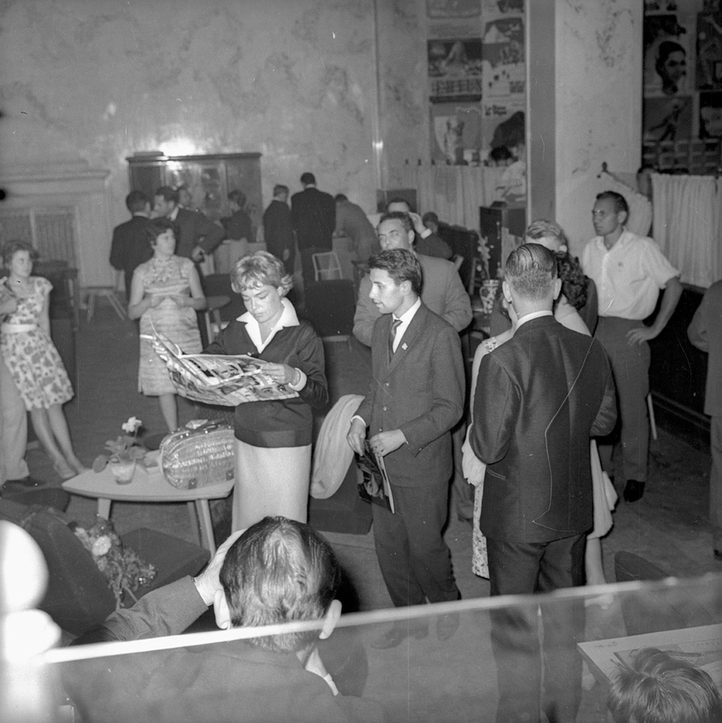Французская актриса Симона Синьоре на III Московском международном кинофестивале, 7 - 21 июля 1963, г. Москва. Выставка «Московские гастроли Ива Монтана и Симоны Синьоре» с этой фотографией.