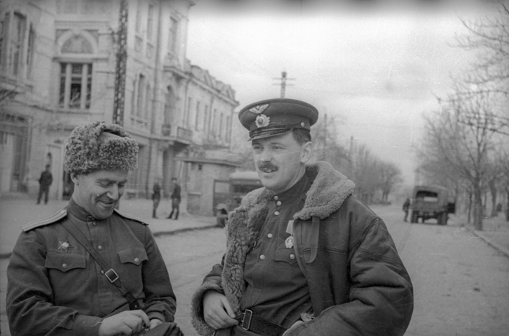 Сергей Михалков, 1 января 1944 - 9 мая 1944, г. Симферополь. Выставка «Говорить на одном языке» с этой фотографией.