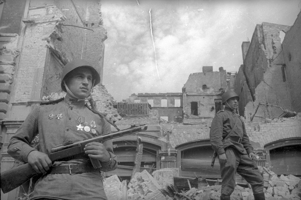 Солдат с автоматом, май 1945