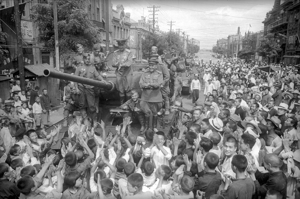 Советские войска вступают в Дайрон, август 1945, Китайская Народная Республика, Маньчжурия