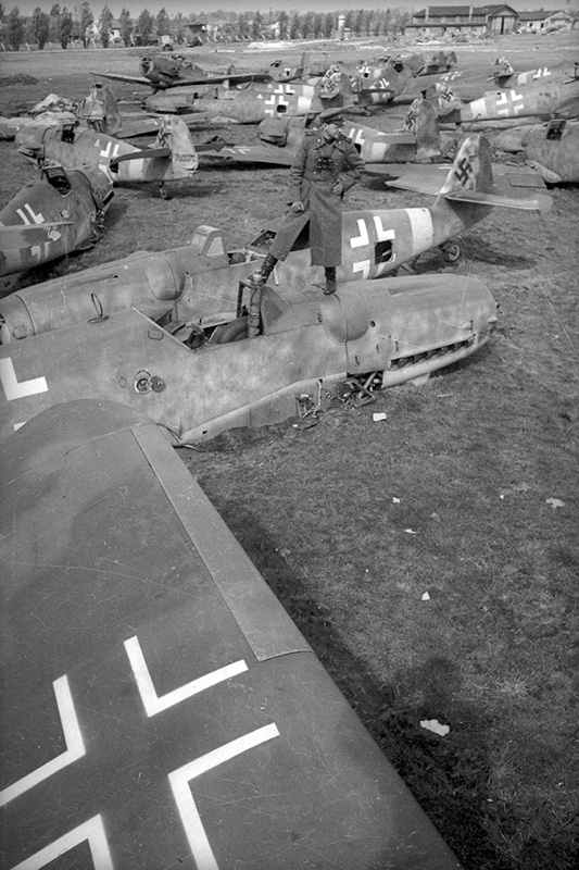 Брошенная немецкая авиация на аэродроме под Берлином, июнь 1945, Германия. Выставка «Железные птицы» с этой фотографией.&nbsp;