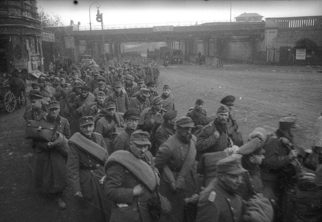 Фото "Пленные немцы", май 1945, г. Берлин - История России в фотографиях