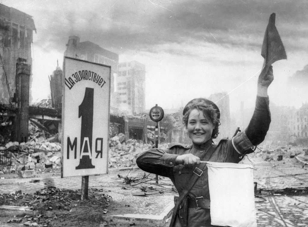 Дорога на Берлин, регулировщица Мария Шальнева, май 1945. Выставка: «Соблюдайте правила!» с этой фотографией.