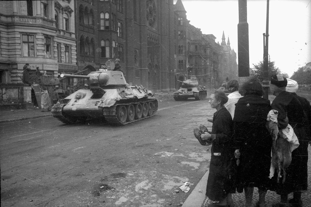 Берлинцы смотрят на советские танки, едущие по их городу, май 1945, Германия, г. Берлин. Выставка: «Бои за Берлин» с этой фотография.