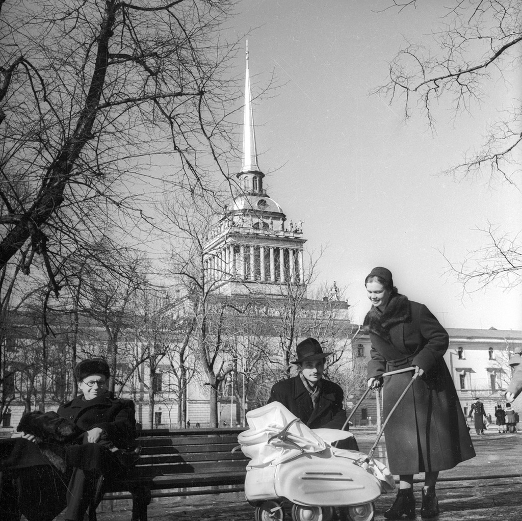 Семья на прогулке, 1950 год, г. Ленинград