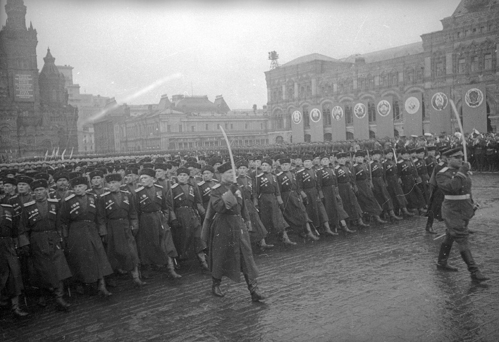 Кубанские казаки. Парад Победы, 24 июня 1945, г. Москва. Выставка «Казаки» с этой фотографией.