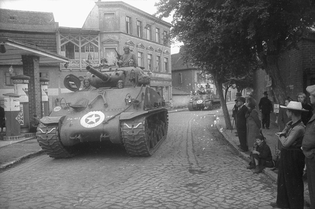 Американская военная техника на улицах Берлина, 8 - 31 мая 1945, Германия, г. Берлин. Выставка «Танки, еще танки, еще больше танков!» с этой фотографией.&nbsp;Американские танки М-4 «Шерман».