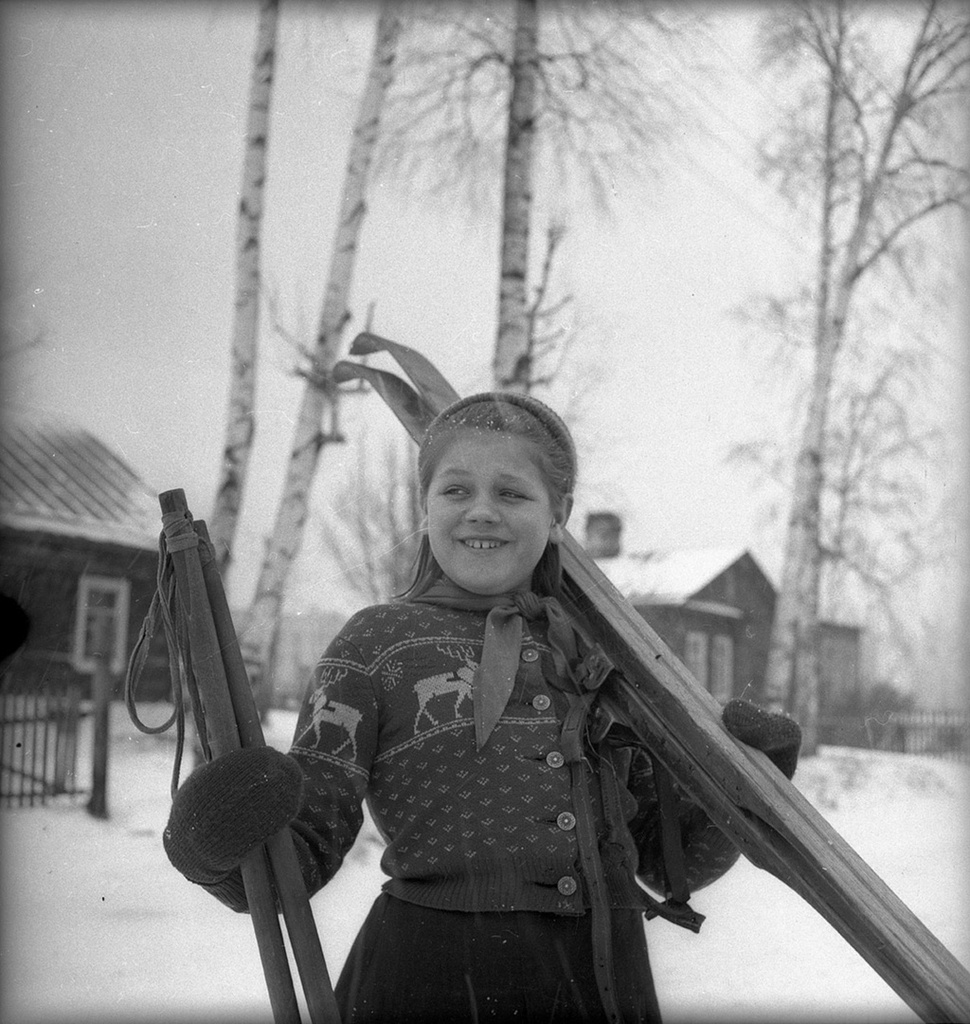 Детский дом № 53 Сталинского района, 1954 год, г. Ленинград. Видео «Пионеры» и выставка «Зимние портреты» с этой фотографией.Бывший Евангелический приют во имя святого Эммануила для детей, страдающих падучей болезнью, и слабоумных (первый в России подобный приют). Предназначался для иноверцев и иностранцев. Создан пастором церкви святого Петра А. Ферманом на средства потомственного почетного гражданина Ф. В. Вальца. В 1907-1909 годах было сооружено новое каменное здание приюта в псевдоготическом стиле по проекту военного инженера Вадима Стаценко, сохранившееся до сегодняшнего дня.
После революции в здании разместилась богадельня, во время войны - продуктовый склад и госпиталь. В 1944 году зданию вернули приютскую функцию - здесь был образован детский дом для детей-сирот командного состава Ленинграда и Ленинградской области. Сейчас Санкт-Петербург.