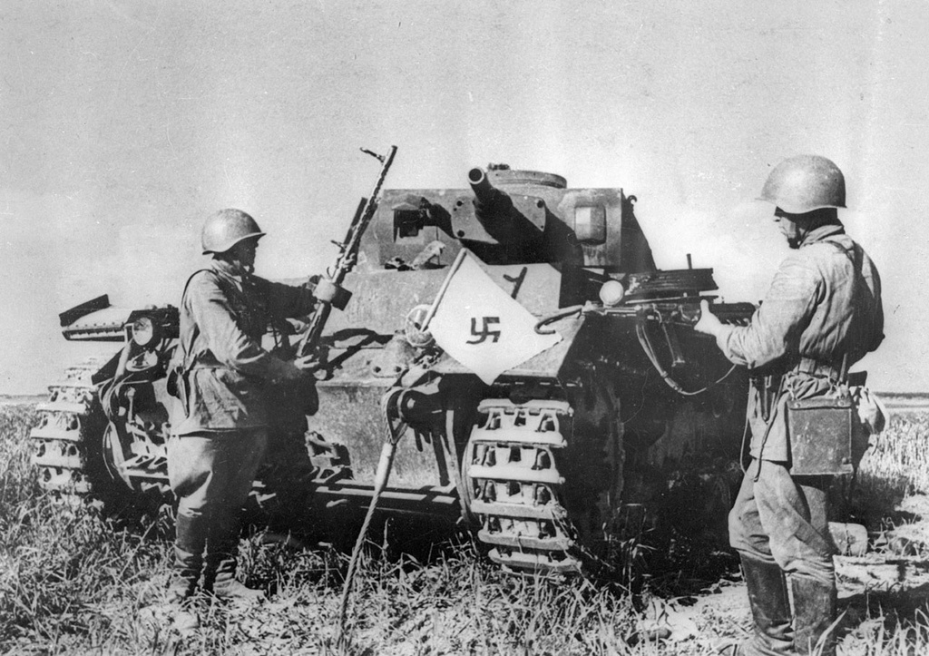 Советские солдаты у подбитого немецкого танка, 1941 год, Белорусская ССР, г. Могилев. Видео «Павел Трошкин» с этой фотографией.