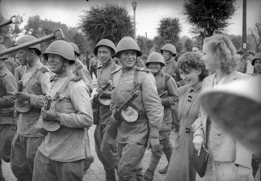 Советские войска входят в Харбин, 20 августа 1945, Китай, г. Харбин. В ходе советско-японской войны 19 августа 1945 года Харбин был занят советским воздушным десантом (9-я воздушная армия 1-го Дальневосточного фронта) и моряками Амурской военной флотилии 2-го Дальневосточного фронта, а 20 августа в город вступили соединения 15-й армии 2-го Дальневосточного фронта. Освобожденный от японских оккупантов город перешел под контроль советской военной администрации.
После вывода советских войск с территории Маньчжурии 28 апреля 1946 года управление городом перешло к новообразованной народно-демократической администрации, контролируемой китайскими коммунистами.
