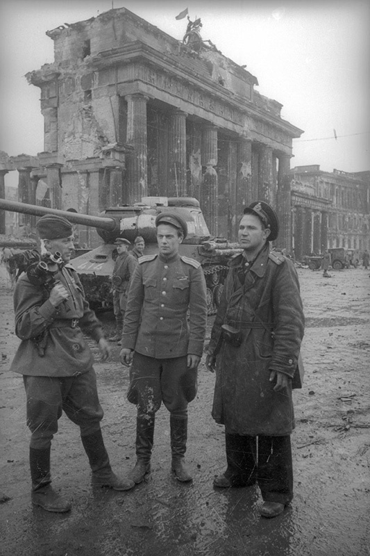 Три товарища: Роман Кармен, Евгений Долматовский, Евгений Халдей, 2 мая 1945, Германия, г. Берлин