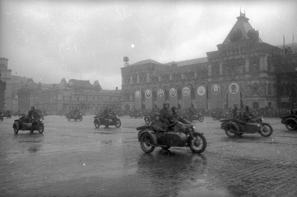 Фото "Техника на марше. Парад Победы", 24 июня 1945, г. Москва ...