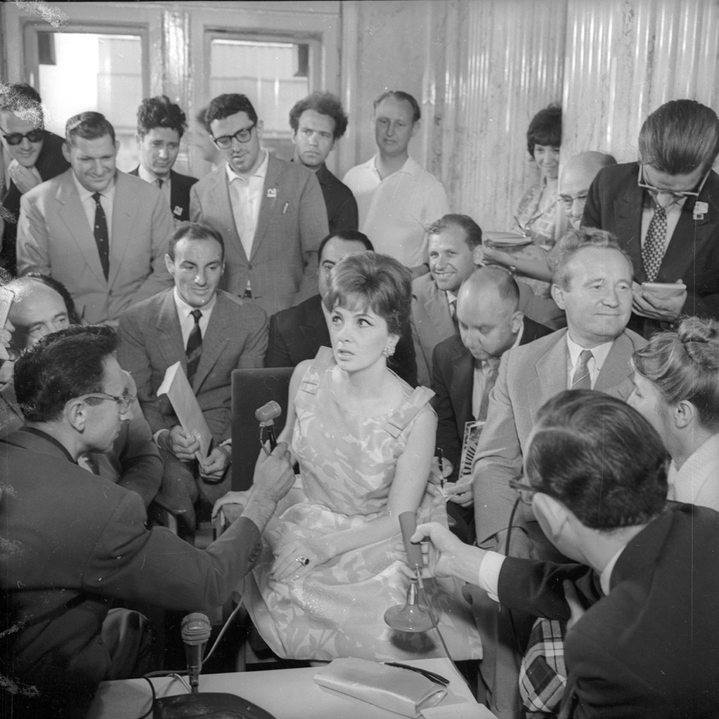 Итальянская актриса Джина Лоллобриджида на II Московском международном кинофестивале, 1961 год, г. Москва. Выставка «СССР в 1961 году» с этой фотографией.