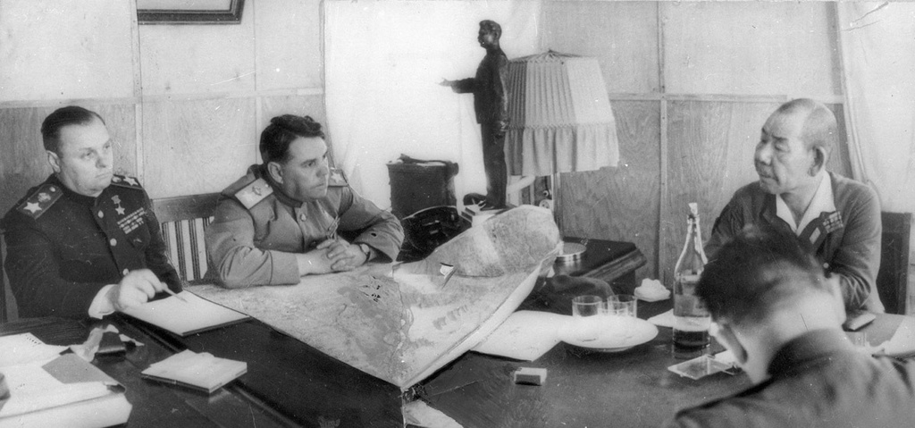 Допрос, 19 августа 1945, Маньчжурия, г. Мукден. Сейчас город Шэньян в Китае. В штабе 1-го Дальневосточного фронта маршалы Советского Союза Александр Василевский и Кирилл Мерецков допрашивают начальника штаба Квантунской армии Японии генерал-лейтенанта Хикосабуро Хата. Взят в плен советскими войсками с помощью просоветски настроенных эмигрантов в Маньчжурии. Содержался в советском плену до 1956 года. После освобождения вернулся на родину, где и умер 20 марта 1959 года. 