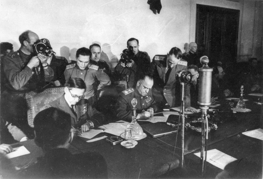 Подписание Акта о капитуляции Германии, 8 мая 1945, Германия, Карлсхорст. Выставка «Победа!» с этой фотографией.