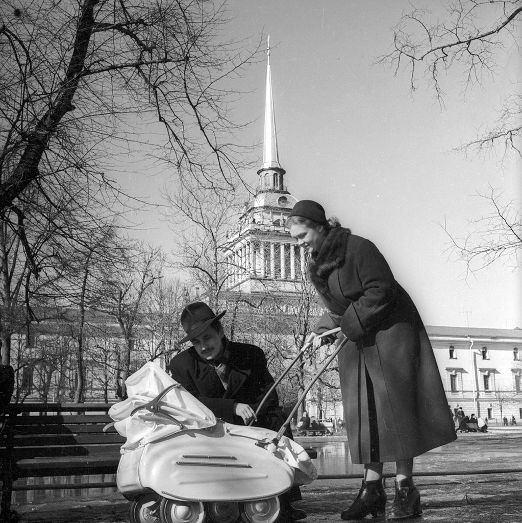 Семья на прогулке, 1950 год, г. Ленинград. Выставка «20 лучших фотографий Евгения Халдея» с этой фотографией.