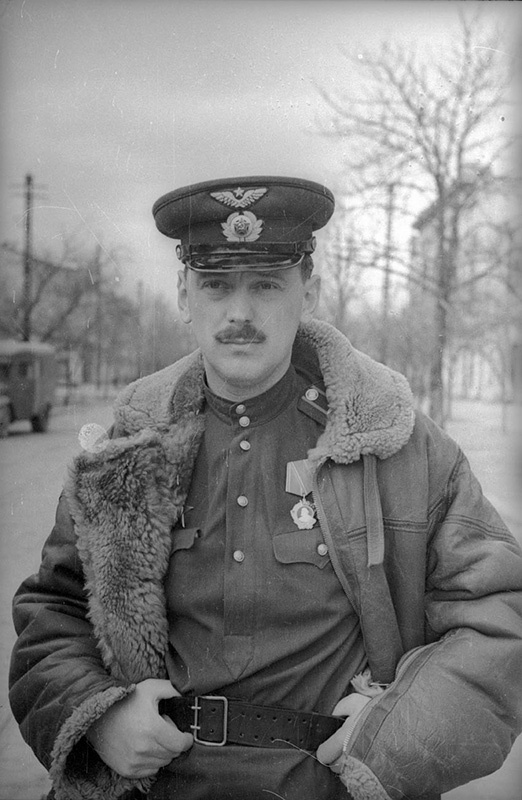 Сергей Михалков в Симферополе, 1 января 1944 - 9 мая 1944, г. Симферополь. Выставка «Два советских ордена» с этой фотографией.
