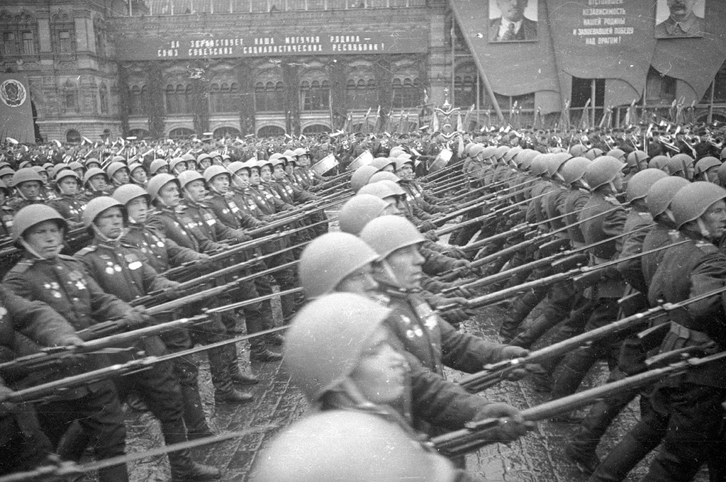 Парад Победы, 24 июня 1945, г. Москва. Выставка «Победа!» с этой фотографией.