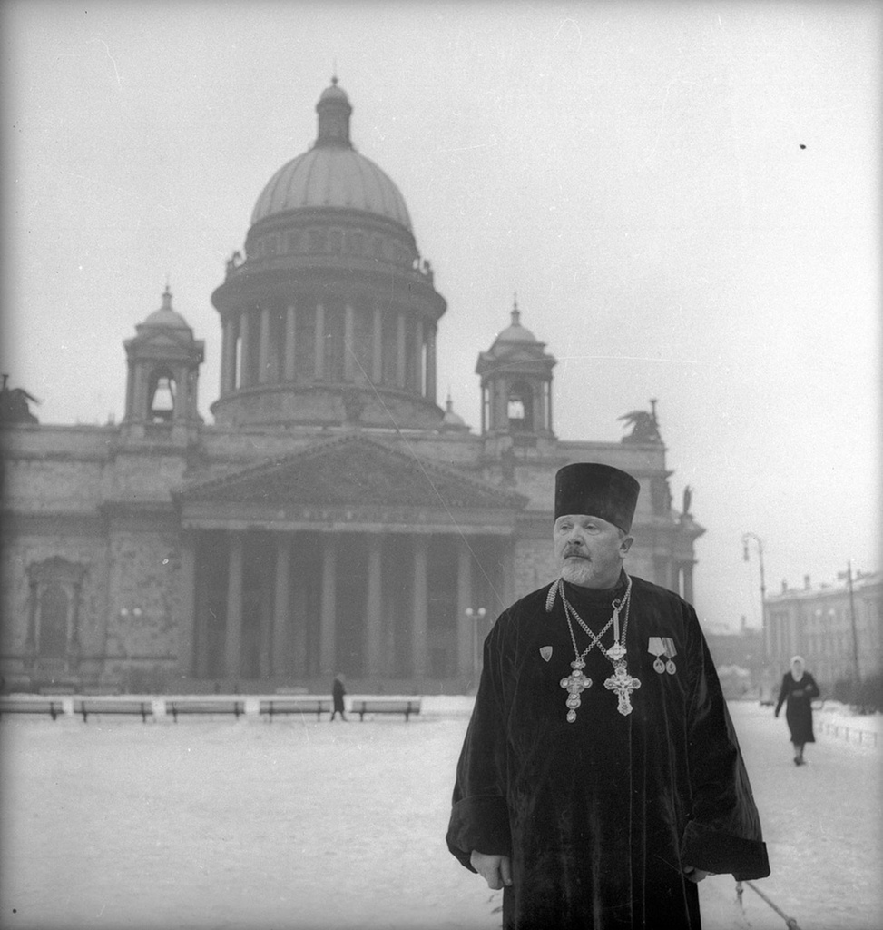 Протоиерей Николай Ломакин у Исаакиевского собора, 1954 год, г. Ленинград