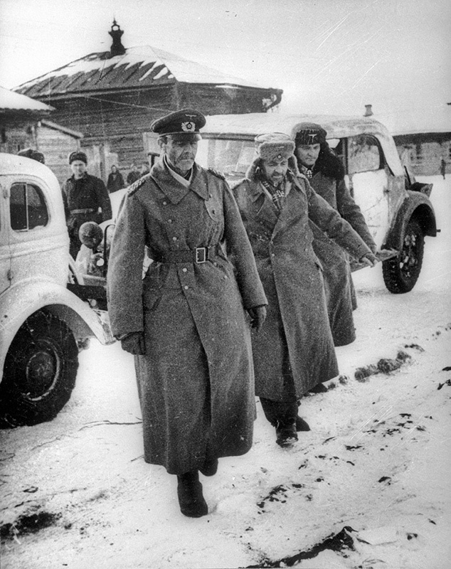Пленение генерал-фельдмаршала Фридриха Паулюса, 31 января 1943, г. Сталинград. Капитуляция 6-й немецкой армии. Фельдмаршал Фридрих Паулюс, начальник штаба генерал-лейтенант Артур Шмидт и  1-й адъютант 6-й Армии Вильгельм Адам после пленения.Видео  «Сталинградская битва» с этой фотографией.