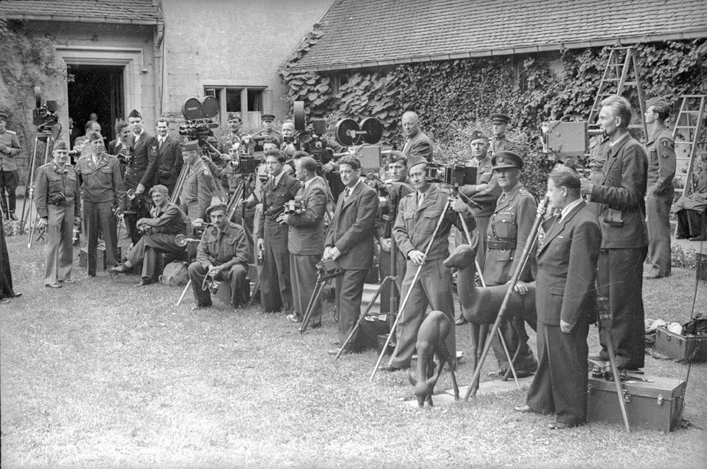 Репортеры на Потсдамской конференции, 17 июля 1945 - 2 августа 1945, Германия, г. Потсдам. Видео «Потсдамская конференция» с этой фотографией.