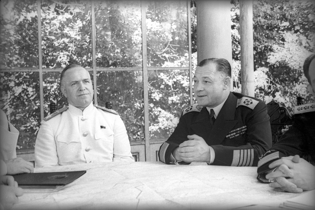 Георгий Жуков и Николай Кузнецов на Потсдамской конференции, 20 июля 1945, Германия, г. Потсдам