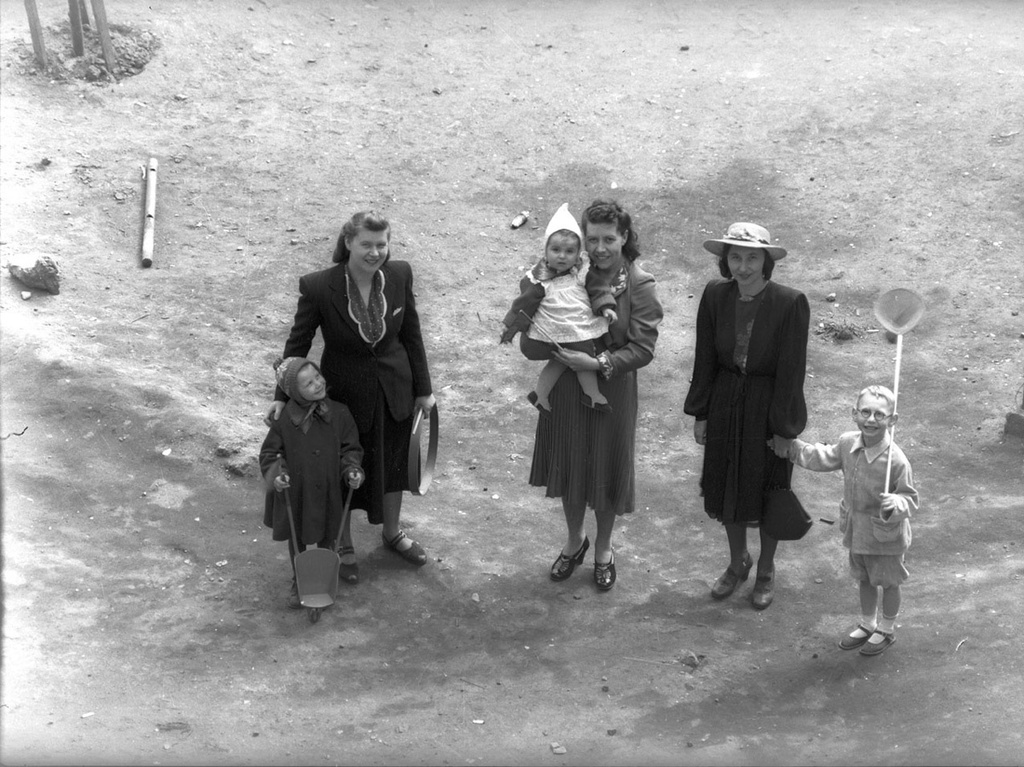 Три сестры и дети: Лариса и Сергей, Мила и Танечка, Света и Анечка, 1 мая 1952, г. Москва