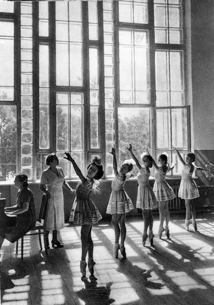 В репетиционном зале, 1950 год, Узбекская ССР, г. Ташкент. Первое здание Консерватории в Узбекистане. Первоначально в нем размещалась балетная школа.Выставка «15 фотографий: территория окон» с этим снимком.
