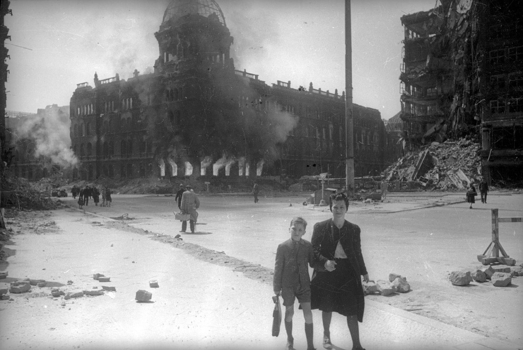 Фото "Горит Президиум полиции", апрель 1945, г. Вена - История России в ...