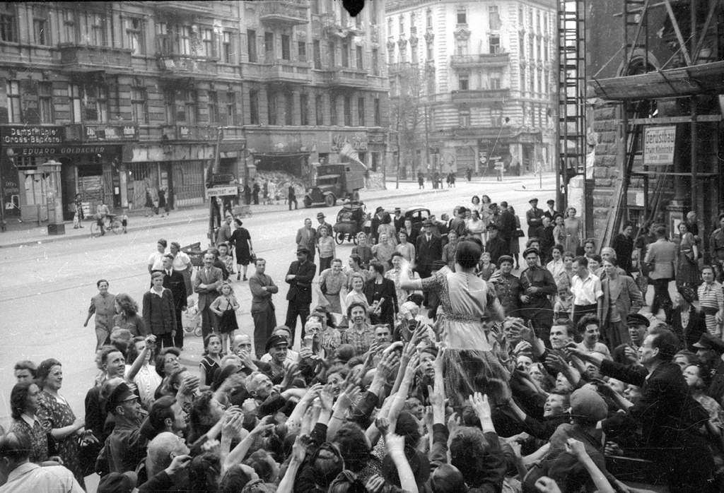 Раздача газеты «Теглихе Рундшау», 2 - 31 мая 1945, Германия, г. Берлин
