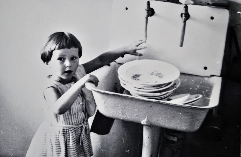 «Мамина помощница», 1966 год, г. Чита. Выставка «Без фильтров. Любительская фотография Оттепели и 60-х» с этой фотографией.