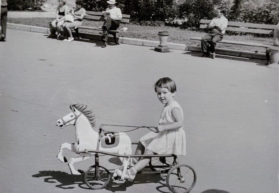 Детские развлечения, 1967 год, г. Владивосток. Выставки&nbsp;«На "педальном коне"» и «Я люблю свою лошадку...» с этой фотографией.