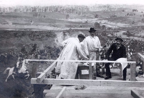 Франц Рубо (в центре), генерал-лейтенант Борис Михайлович Колюбакин (справа) и Карл Беккер за работой над панорамой «Бородино», 1 ноября 1911 - 31 марта 1912, Германия, г. Мюнхен