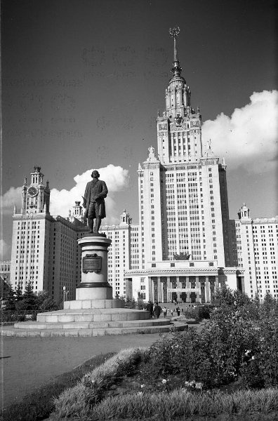Главное здание МГУ, 1955 - 1965, г. Москва. Видео «Спиной к ректорату» с этой фотографией.