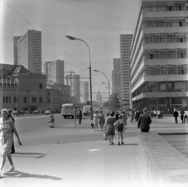 Калининский проспект, 1968 - 1970, г. Москва. Выставка «Жизнь на Новом Арбате» с этой фотографией.&nbsp;
