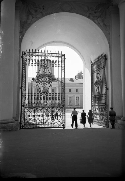Усадьба «Архангельское». Въездная арка с коваными воротами, 1956 - 1957, Московская обл., Красногорский р-н