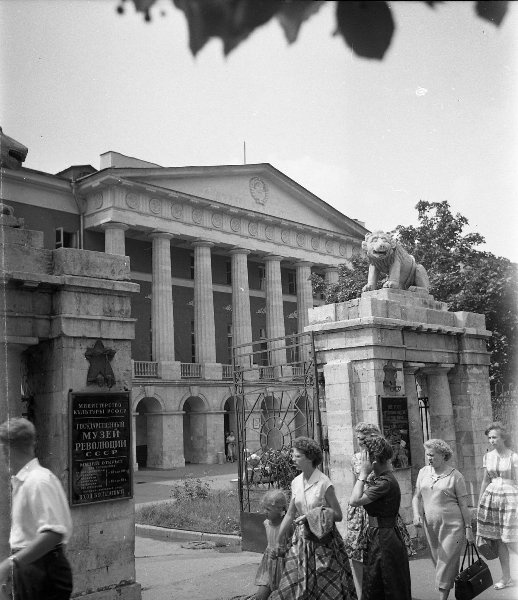 Музей Революции СССР, 1955 - 1959, г. Москва. Ныне Государственный центральный музей современной истории России. Улица Горького ныне – Тверская.Выставка «Каменные львы» с этой фотографией.