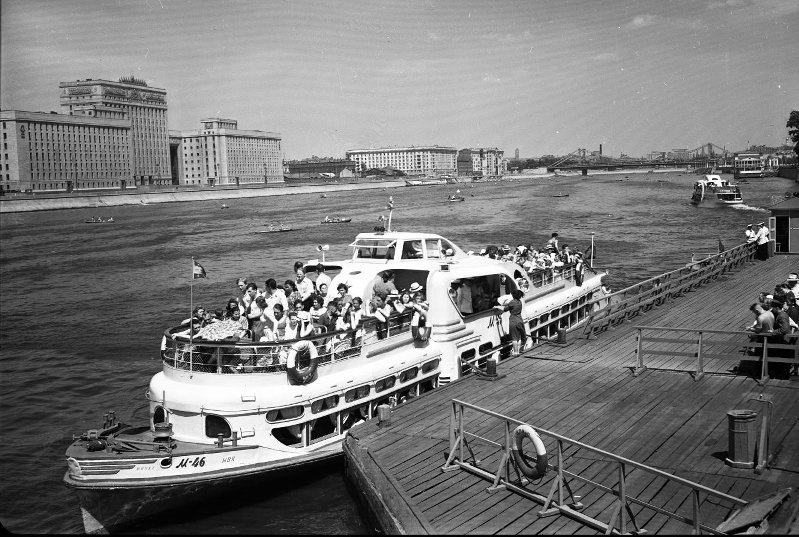 Фото "Прогулочный теплоход у пристани на Москве-реке", 1951 - 1953, г ...