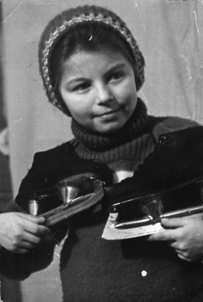 Портрет девочки с коньками, 1960 год, Украинская ССР, г. Ровно. Выставка «На коньках» с этой фотографией.